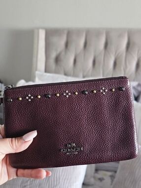 🌹Coach Dahlia Pebbled Leather Studded Wristlet - Deep Plum/Oxblood Revits